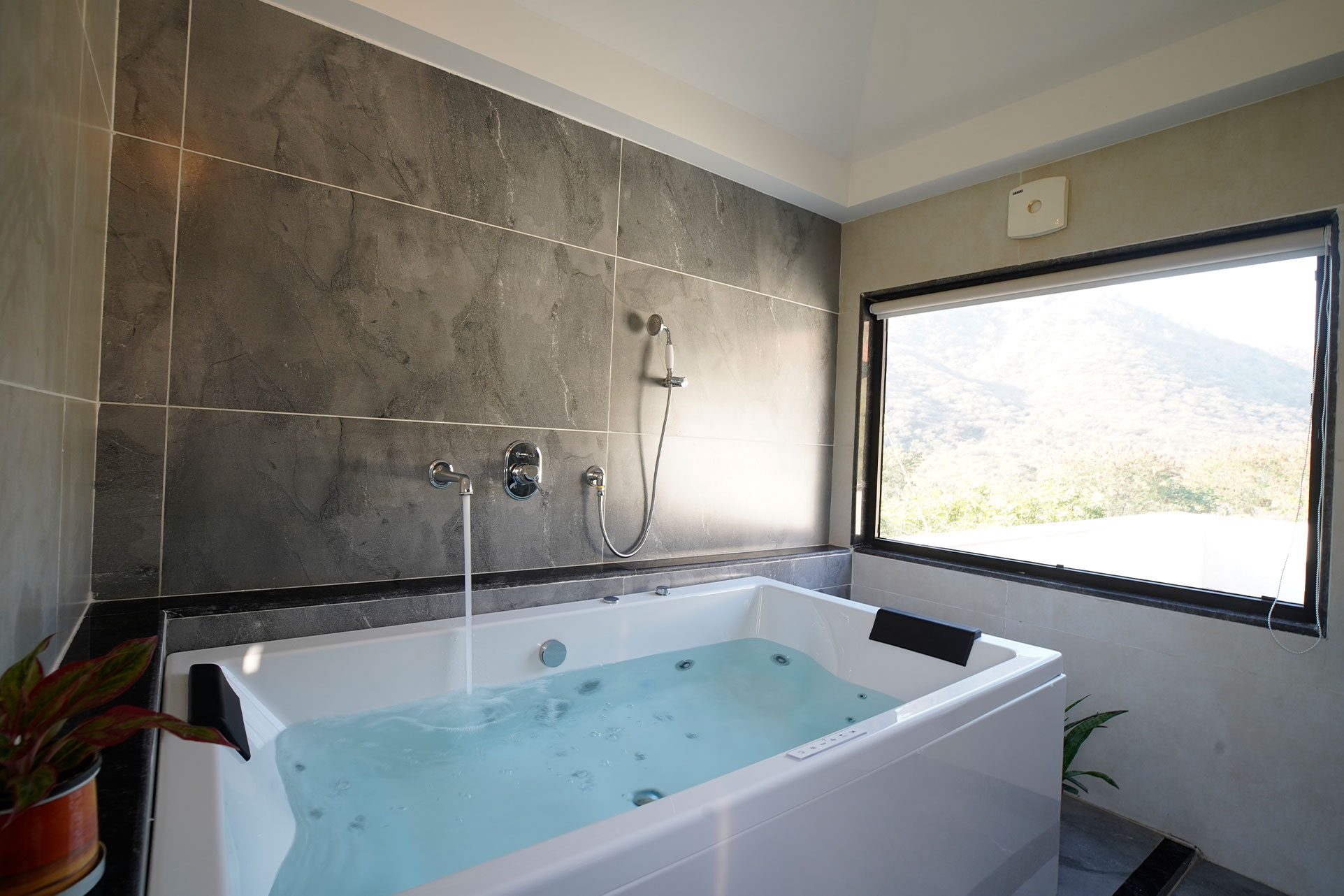 Hill View Jaccuzi Suite With Private Terrace